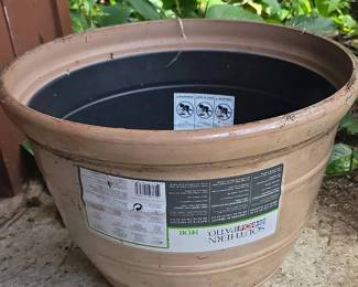 BKB115 - Resin Planter Pot
