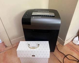 BKB056 - Paper Shredder and Cute Folder Box - Office Lot