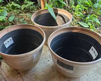 BKB117 - Trio of Resin Planter Pots (3)