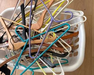 BKB185 - Hamper & Hangers