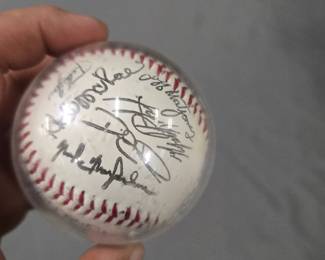 1980s Royals sign