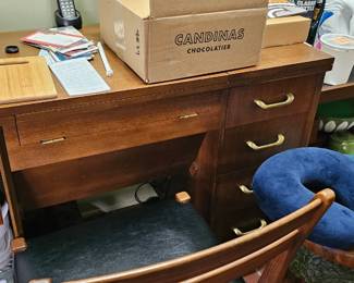 Vintage sewing machine and table