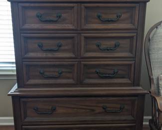 Vintage chest of drawers master $400
