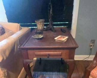 Ethan Allen Queen Anne side tea table featuring a dark wood finish elegant cabriole legs/shell design