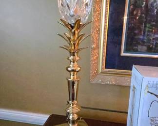 Vintage Crystal Pineapple & Brass Hollywood Regency style table lamp features a cut glass shade.