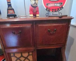 Vintage 1948 Zenith Console Tube Radio & Phonograph