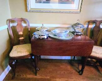 Pembroke mahogany breakfast table Regency flanked by two white upholstered side chairs