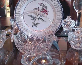 Gorgeous vintage crystal bowl with elegant fan and cross-cut design