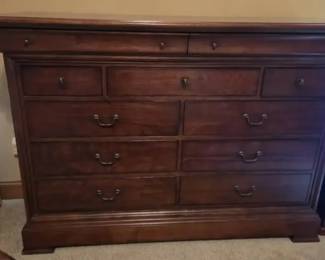 Traditional Cherry Finish Chest of Drawers with 11 Drawers