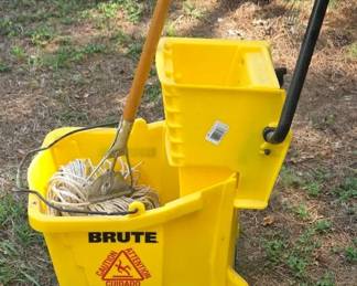 Rubbermaid Commercial BRUTE Mop Bucket  Wringer Combo