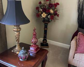 Side table, decor, table lamp, faux florals