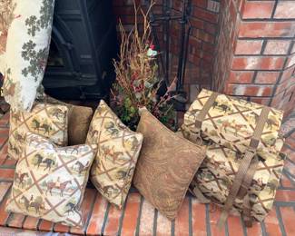 Equine decor, linens