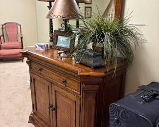 Accent mirror, table lamps, entry table