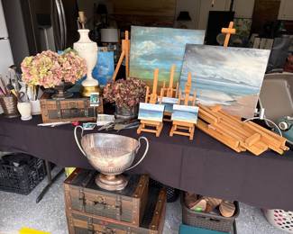 Dried hydrangea, flour arrangements, paintings, easels, lamps