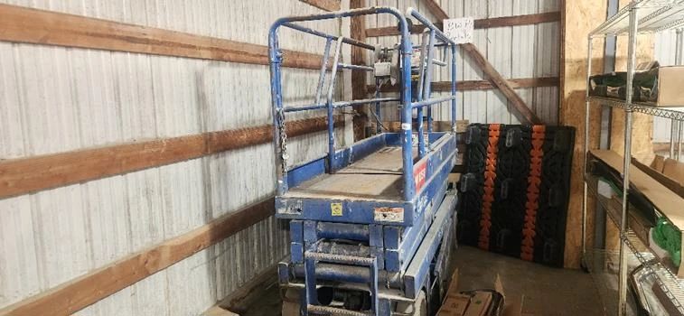 Upright Scissor Lift Charged batteries