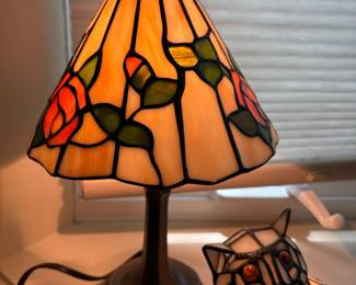 Tiffany Style Stained Glass Table Lamp with Rose Motif