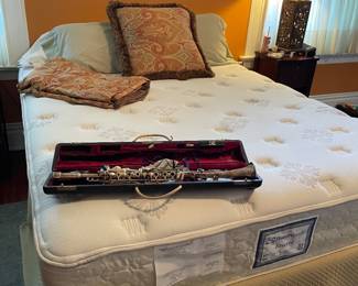 Clarinet, quality Queen Bed