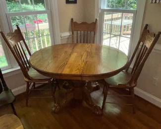Claw Foot Solid Oak Oval to Round Dining Table with 4 Chairs. Maybe Paint It? Excellent Condition! 