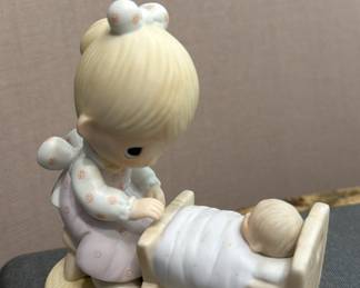 Jonathan & David 1980 E-5204 Music Box “The Hand That Rocks The Future”