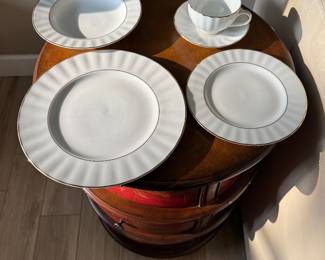 Gotham Andante Gold Porcelain Set