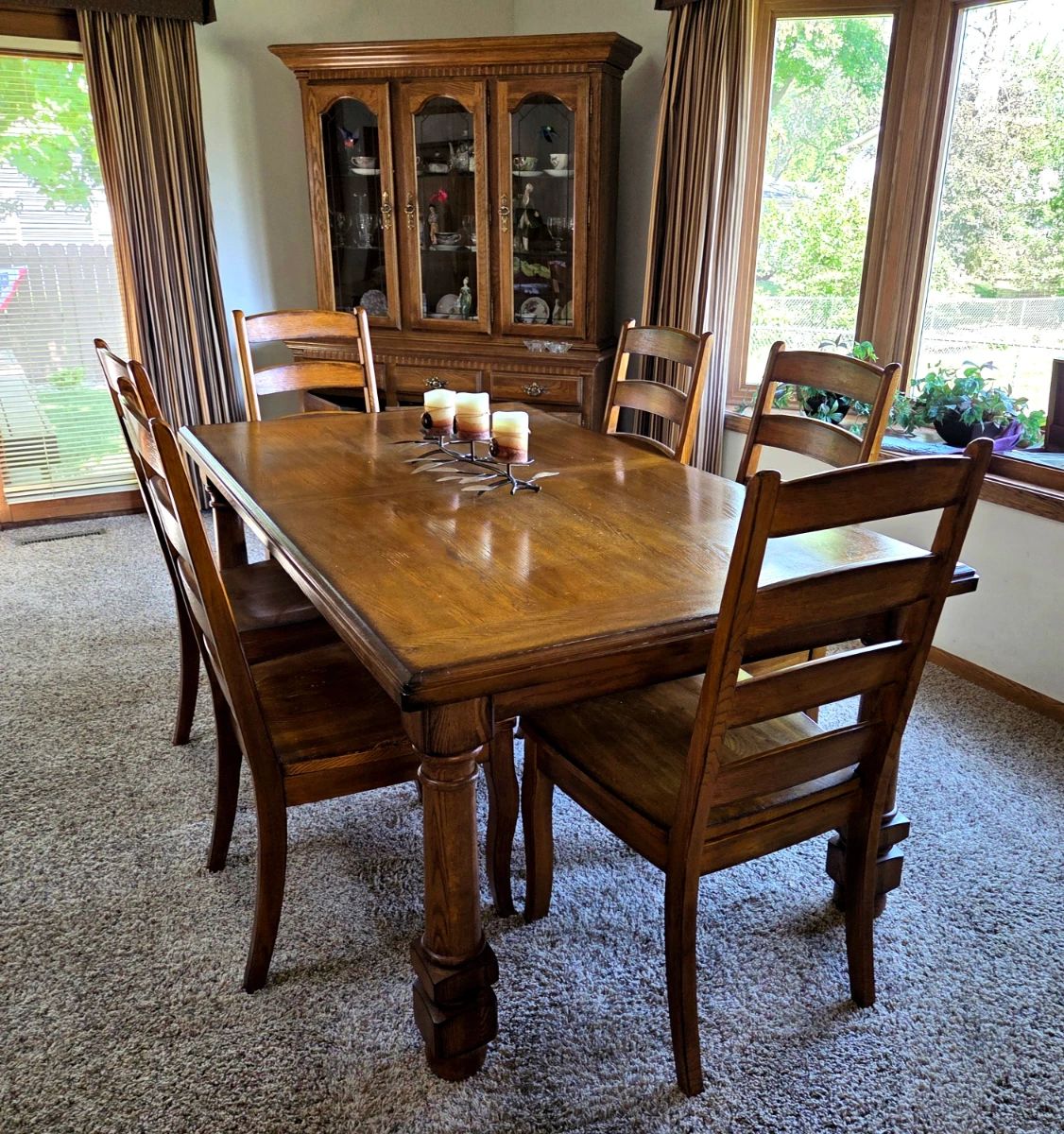 Lovely Solid wood Dining room table & 6 chairs and one extra leaf