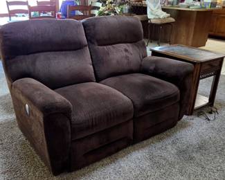 Lazy Boy Electric 2-seater recliner and both sides recline. 