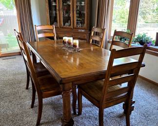 Lovely Solid wood Dining room table & 6 chairs and one extra leaf