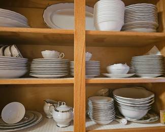 large Harmony House dish set, vitnaghe