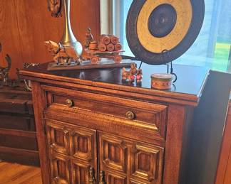 Retro bar with foldable top