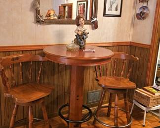great set up for a bear or cocktail, vintage