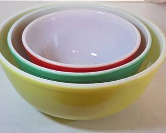 Set of three Pyrex mixing bowls