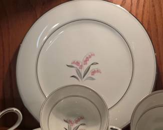 Noritake Crest pattern china set