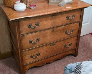 Antique oak chest of drawers