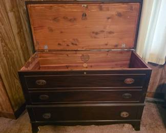 Mahogany exterior Lane cedar chest
