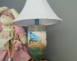 Beachy table lamp with starfish base
