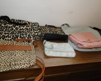 Lots of great ladies purses in all shapes and sizes