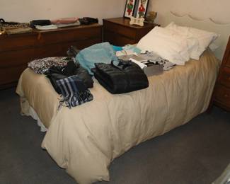 Twin bed, vintage complete with everything that you need