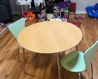 Child's table/chairs