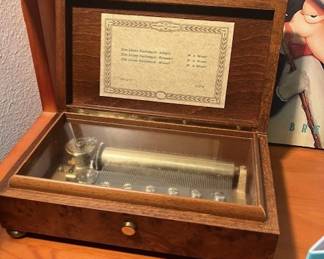 Reuge 3 tune Mozart musical inlaid box, perfect condition