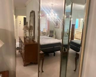 Tri-fold floor mirror