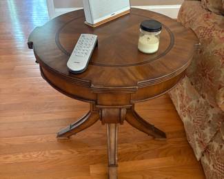 Elegant traditional style side table