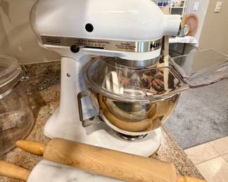 Nice KitchenAid mixer with splashguard and attachments.