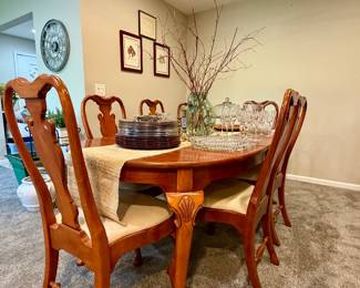 Beautiful cherry Lexington Queen Anne style table and  8 chairs.