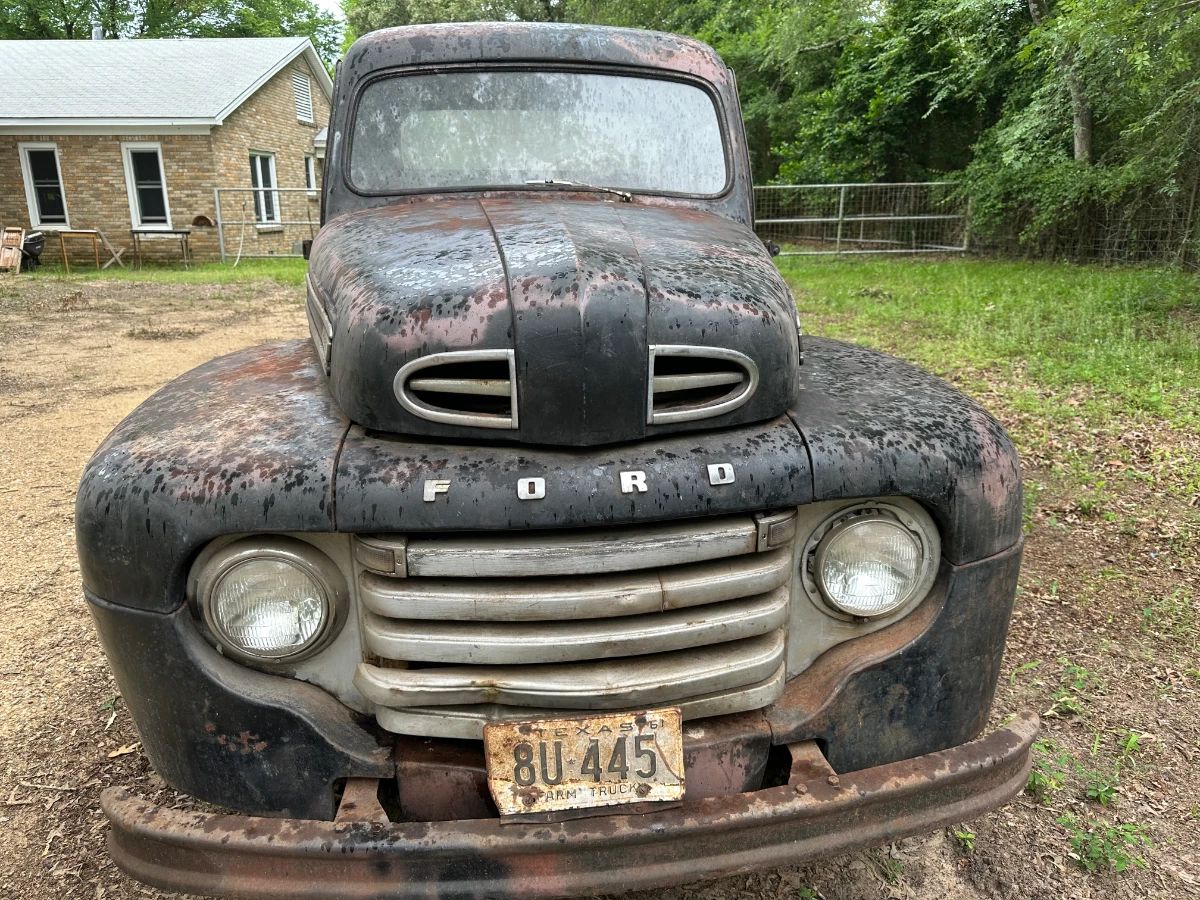1949 F1 - FORD PICK-UP - Head Six - Everything is there for a make over. The Bodyis in good shape.