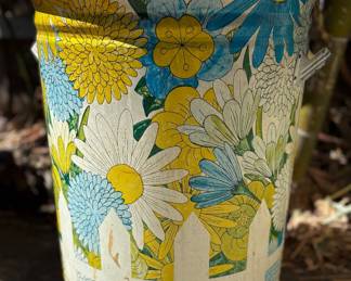 Vintage Daisies Trash Can