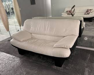 Vintage 1980’s white Italian leather couch 68” x 36”