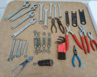 Lot 31: Assorted hand tools including wrenches, pliers and cutters