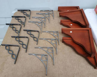 Lot 39: Assorted shelf brackets and wooden corbels