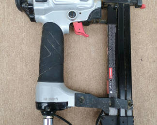 Lot 22: Husky pneumatic nail gun/stapler