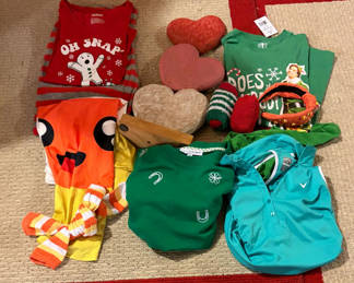 Lot 88: Halloween shirts, wooden hearts 